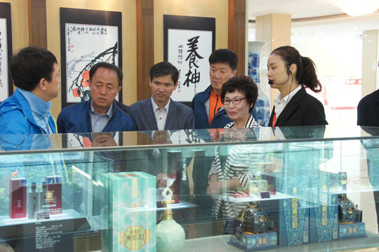 韓國(guó)堤川市副市長(zhǎng)李珍珪蒞臨四特酒公司參觀