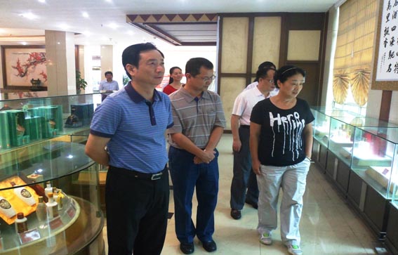 江西省體育局原副巡視員、省委黨的群眾路線教育實踐活動第八督導組副組長杜雅軍蒞臨四特酒公司