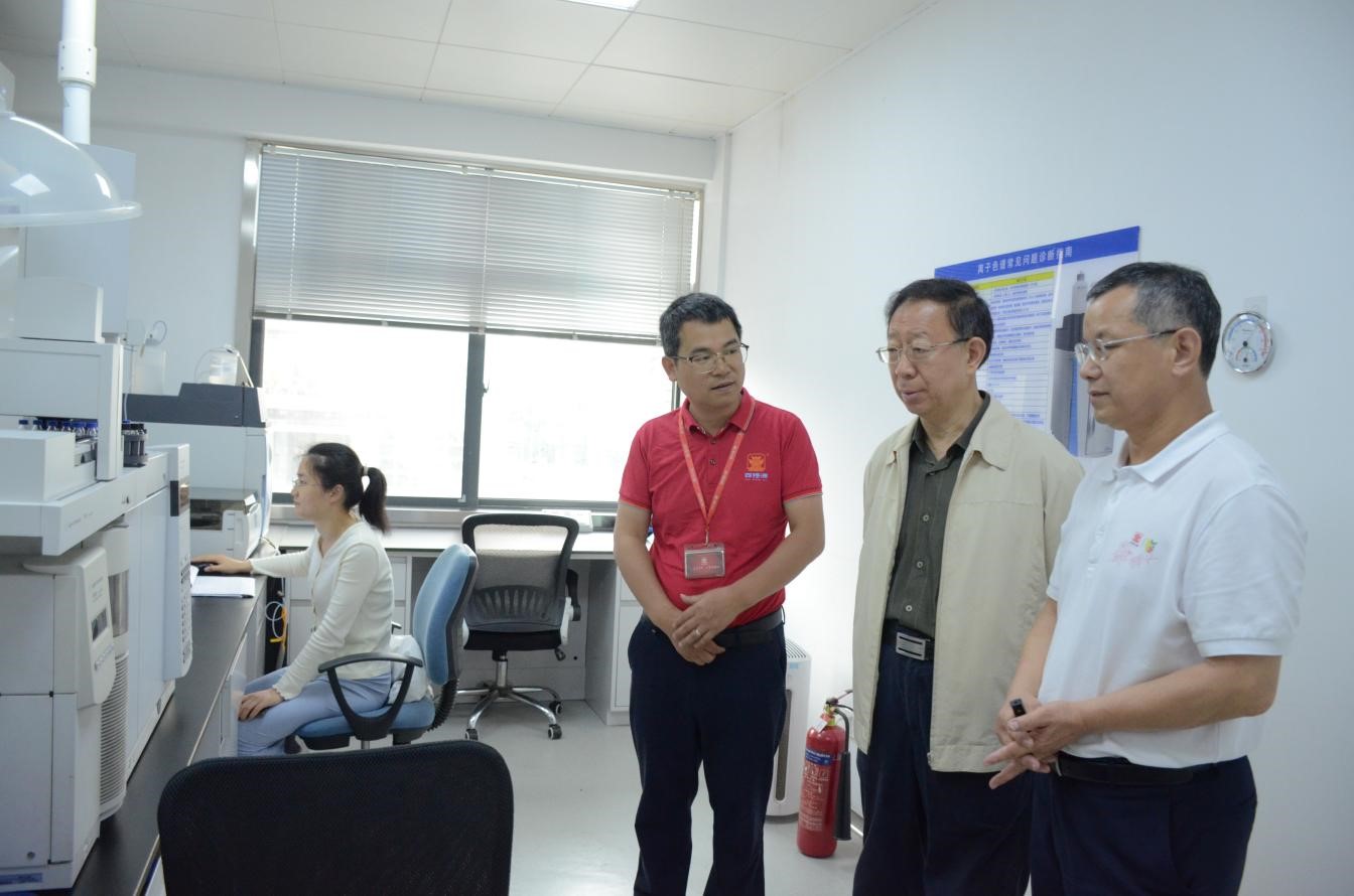 中國(guó)工程院院士、北京工商大學(xué)校長(zhǎng)孫寶國(guó)蒞臨四特酒公司調(diào)研指導(dǎo)