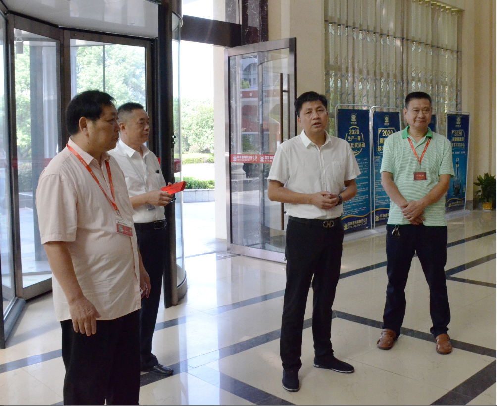 樟樹市人大常委會(huì)副主任、市總工會(huì)黨組書記、總工會(huì)主席周新根等市領(lǐng)導(dǎo)一行至我司慰問困難職工